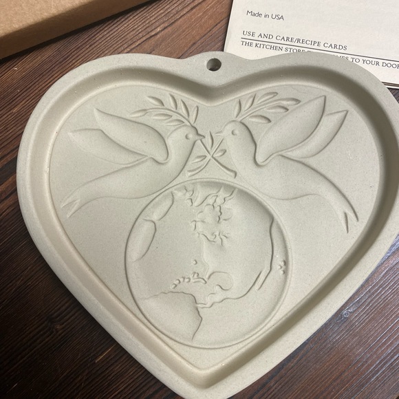 Pampered Chef Peace on Earth Heart Cookie Mold Stoneware 2926 - Picture 1 of 6